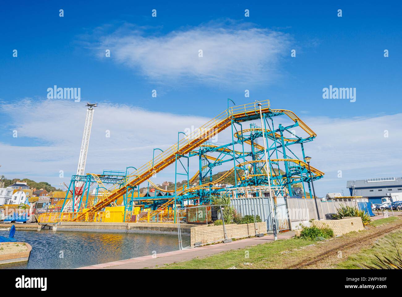 Le montagne russe Pinball X nel parco a tema Flamingo Park e nel centro ricreativo Old Hastings, East Sussex, Inghilterra Foto Stock