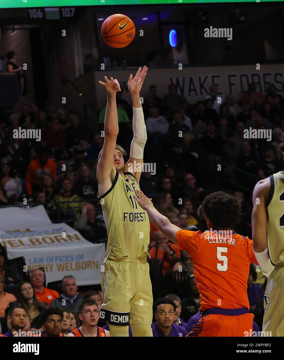 9 marzo 2024: Andrew Carr (11), senior di Wake Forest, spara a Jack Clark (5). Partita di pallacanestro NCAA tra la Clemson University e la Wake Forest University presso il Lawrence Joel Veterans Memorial Coliseum, Winston Salem. Carolina del Nord. David Beach/CSM Foto Stock