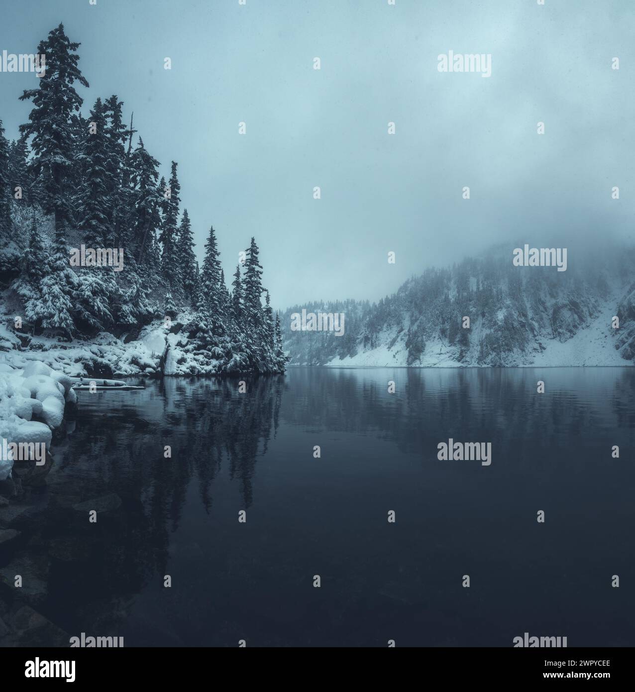 Lago alpino con neve fresca d'autunno a Washington Foto Stock