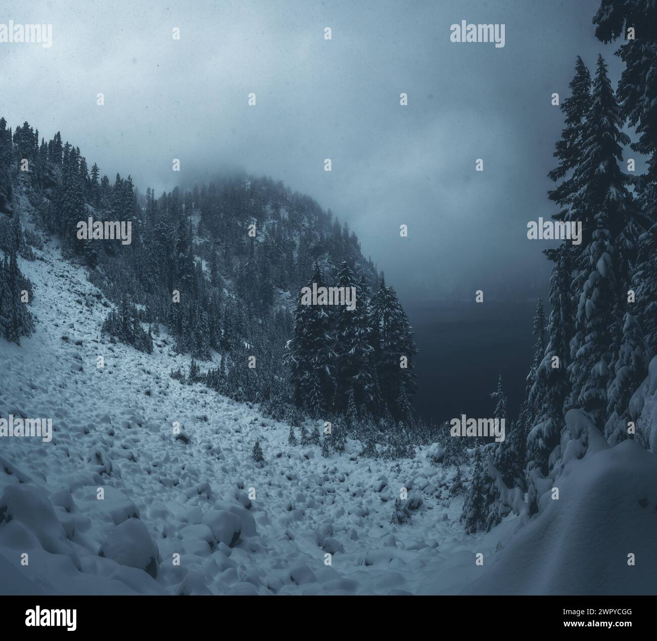Lago alpino con neve fresca d'autunno a Washington Foto Stock