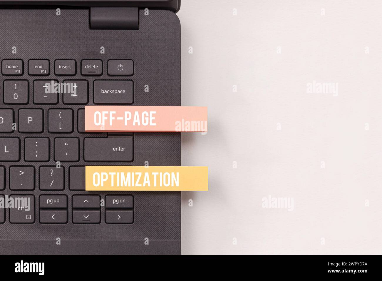 Vista ravvicinata della tastiera del notebook che evidenzia il concetto di ottimizzazione fuori pagina Foto Stock