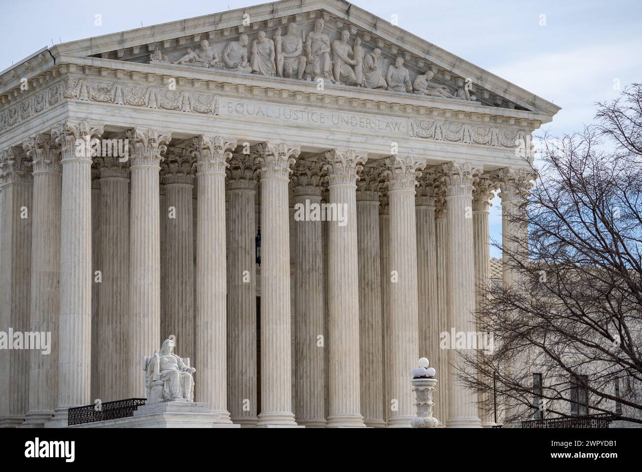 Primo piano della Corte Suprema degli Stati Uniti con sfondo blu. Foto Stock