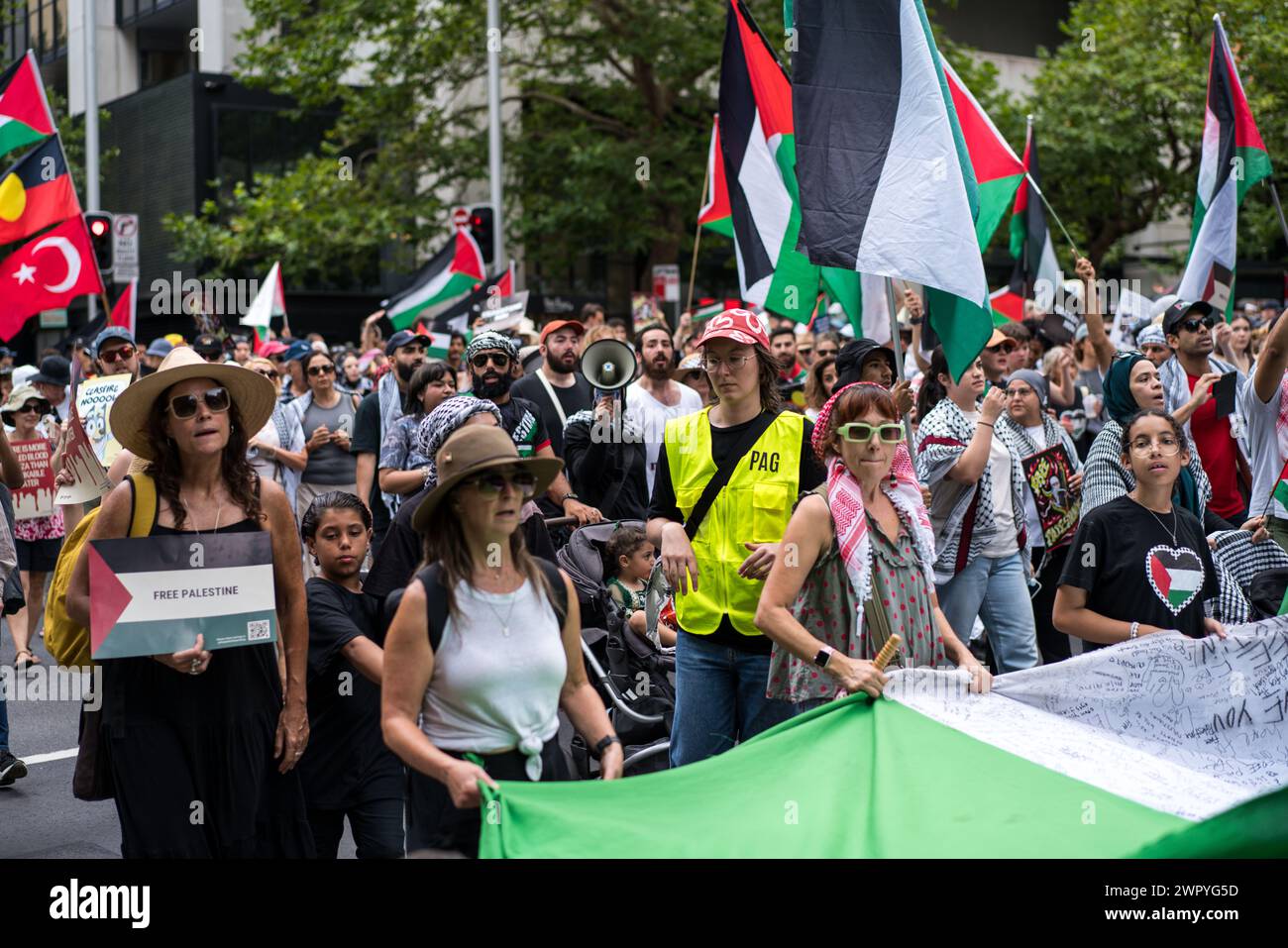 I manifestanti marciano a Sydney a sostegno dei palestinesi che soffrono nella guerra di Gaza. Foto Stock