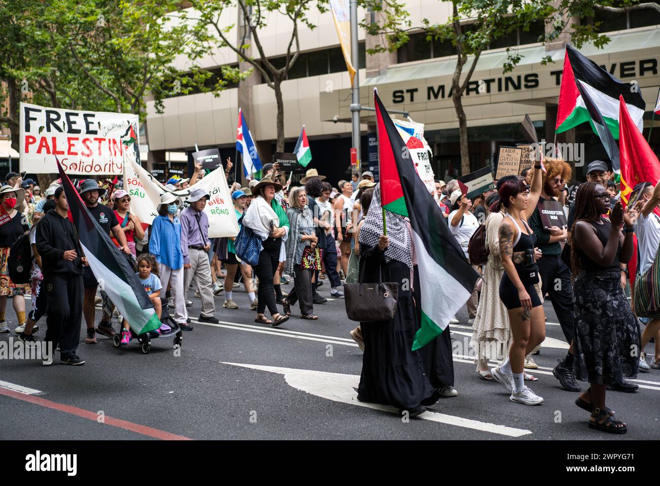 I manifestanti marciano a Sydney a sostegno dei palestinesi che soffrono nella guerra di Gaza. Foto Stock