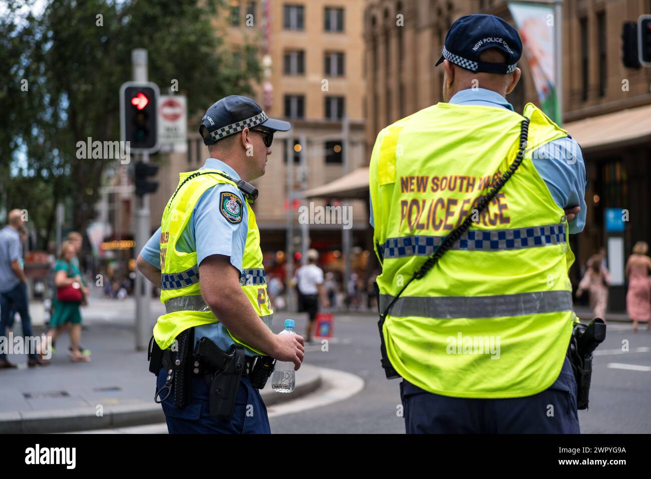 La polizia monitora i manifestanti durante una marcia di Sydney a sostegno dei palestinesi nella guerra di Gaza. Foto Stock