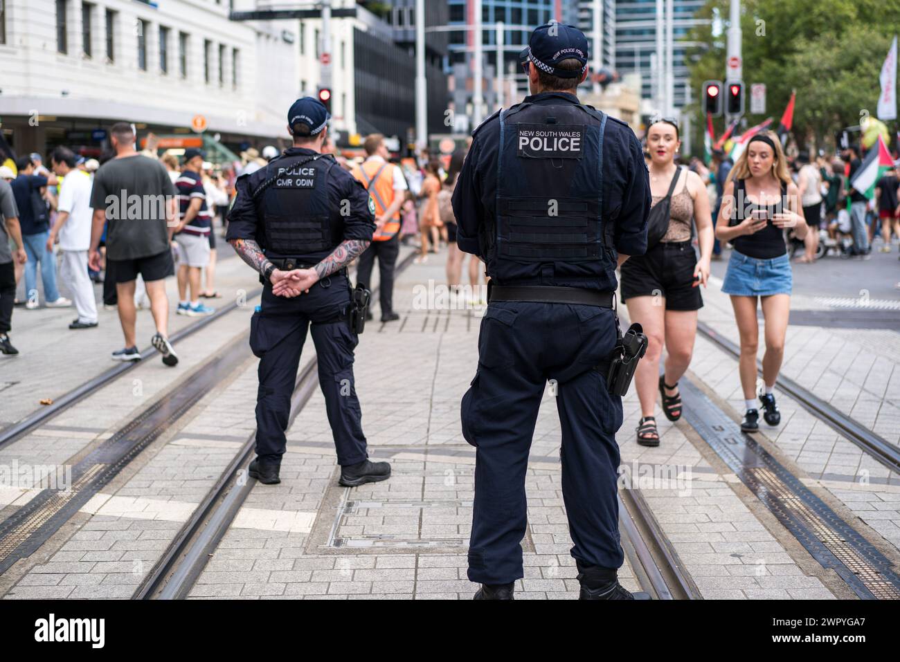 La polizia monitora i manifestanti durante una marcia di Sydney a sostegno dei palestinesi nella guerra di Gaza. Foto Stock