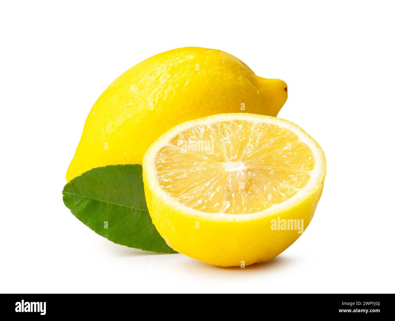 La vista frontale del limone giallo con metà e foglia è isolata su sfondo bianco con percorso di ritaglio. Foto Stock