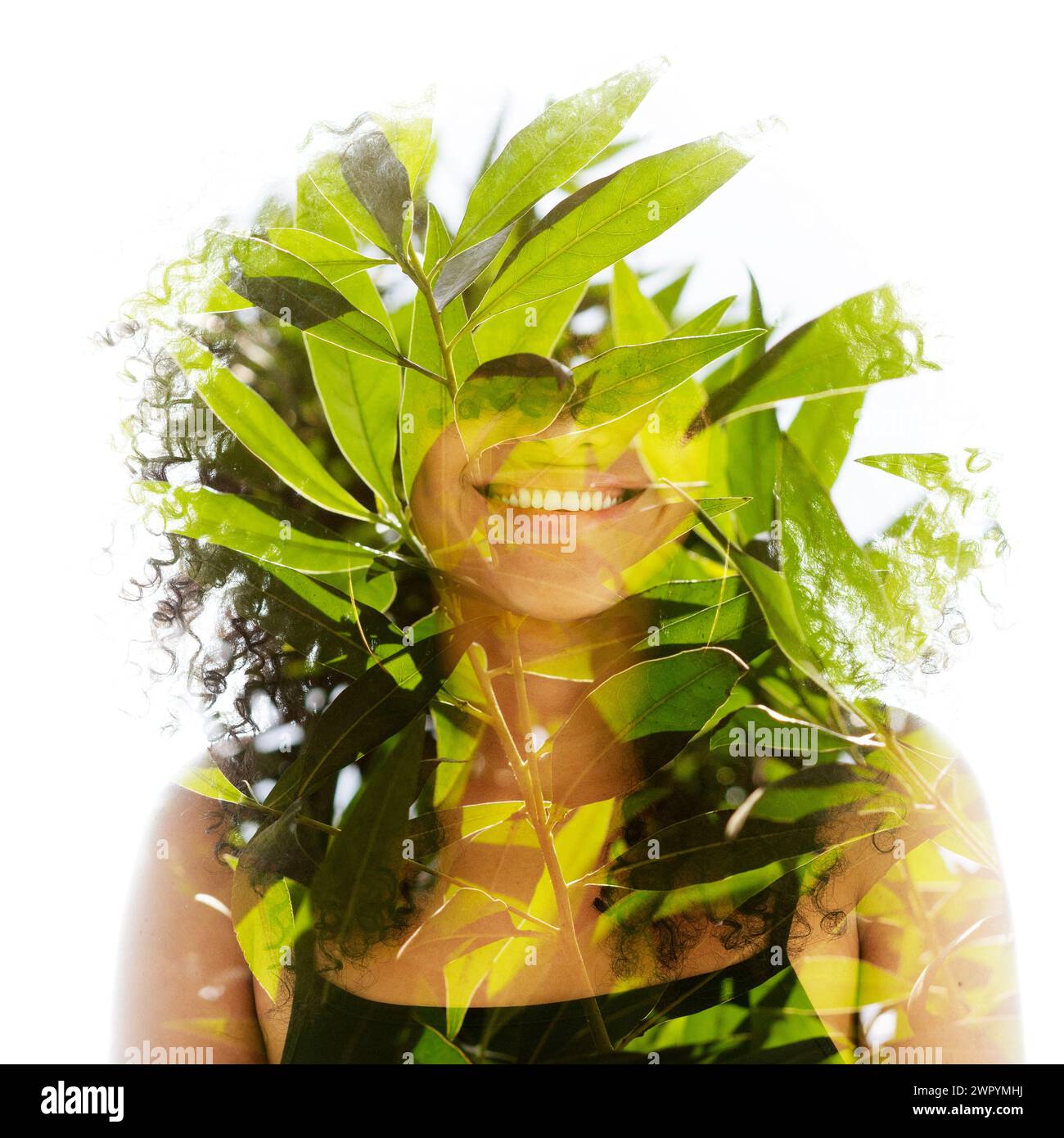 Un ritratto a doppia esposizione di una giovane donna sorridente fusa con foglie Foto Stock