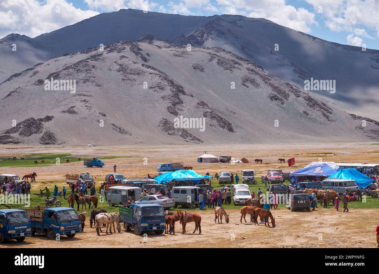 KHOVD, MONGOLIA - 06 LUGLIO 2017: Campo nomade mongolo. Gli ospiti sono venuti alle feste nazionali e alle competizioni nazionali di wrestling. Foto Stock