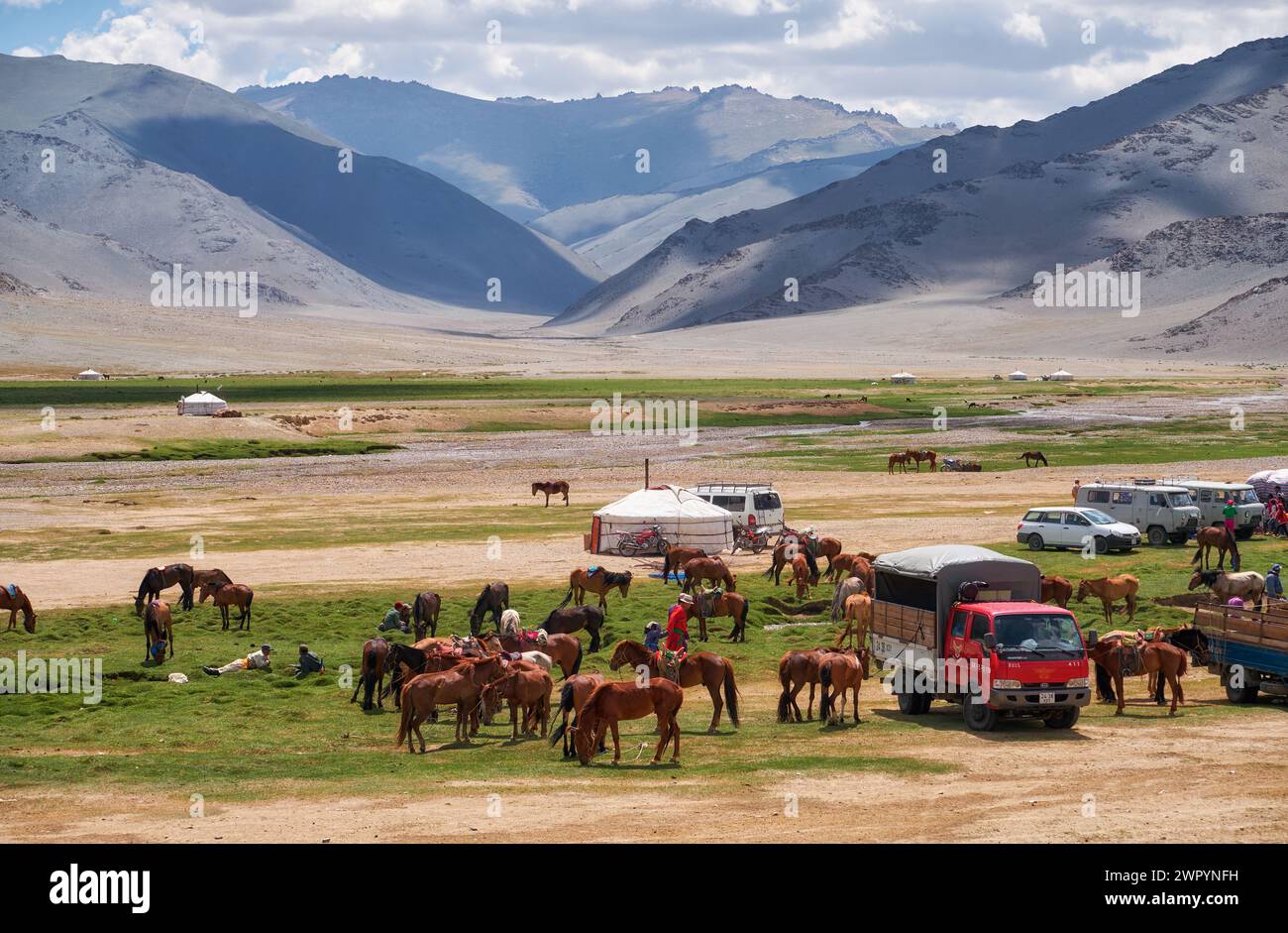 KHOVD, MONGOLIA - 06 LUGLIO 2017: Campo nomade mongolo. Gli ospiti sono venuti alle feste nazionali e alle competizioni nazionali di wrestling. Foto Stock
