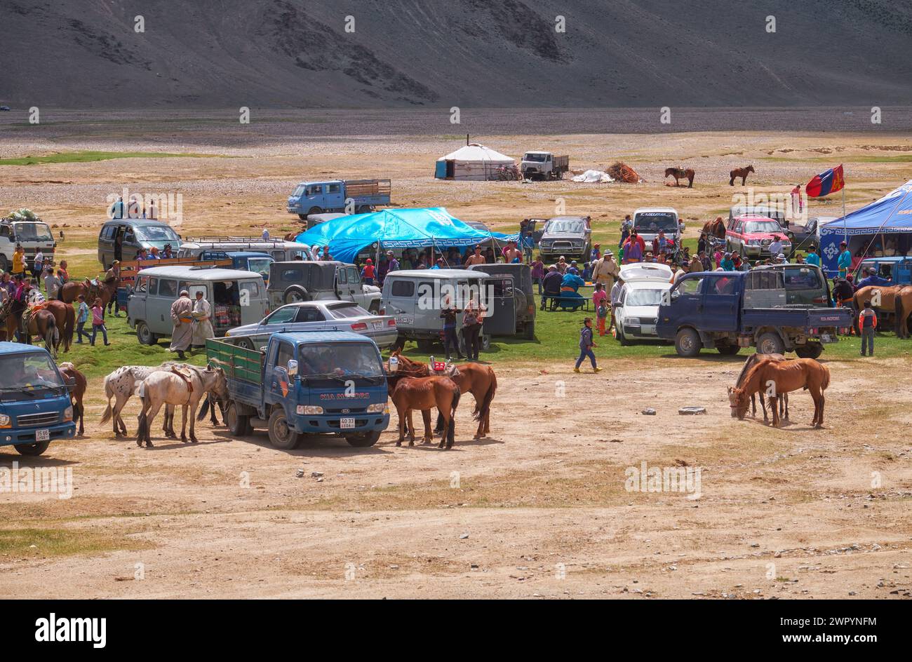 KHOVD, MONGOLIA - 06 LUGLIO 2017: Campo nomade mongolo. Gli ospiti sono venuti alle feste nazionali e alle competizioni nazionali di wrestling. Foto Stock