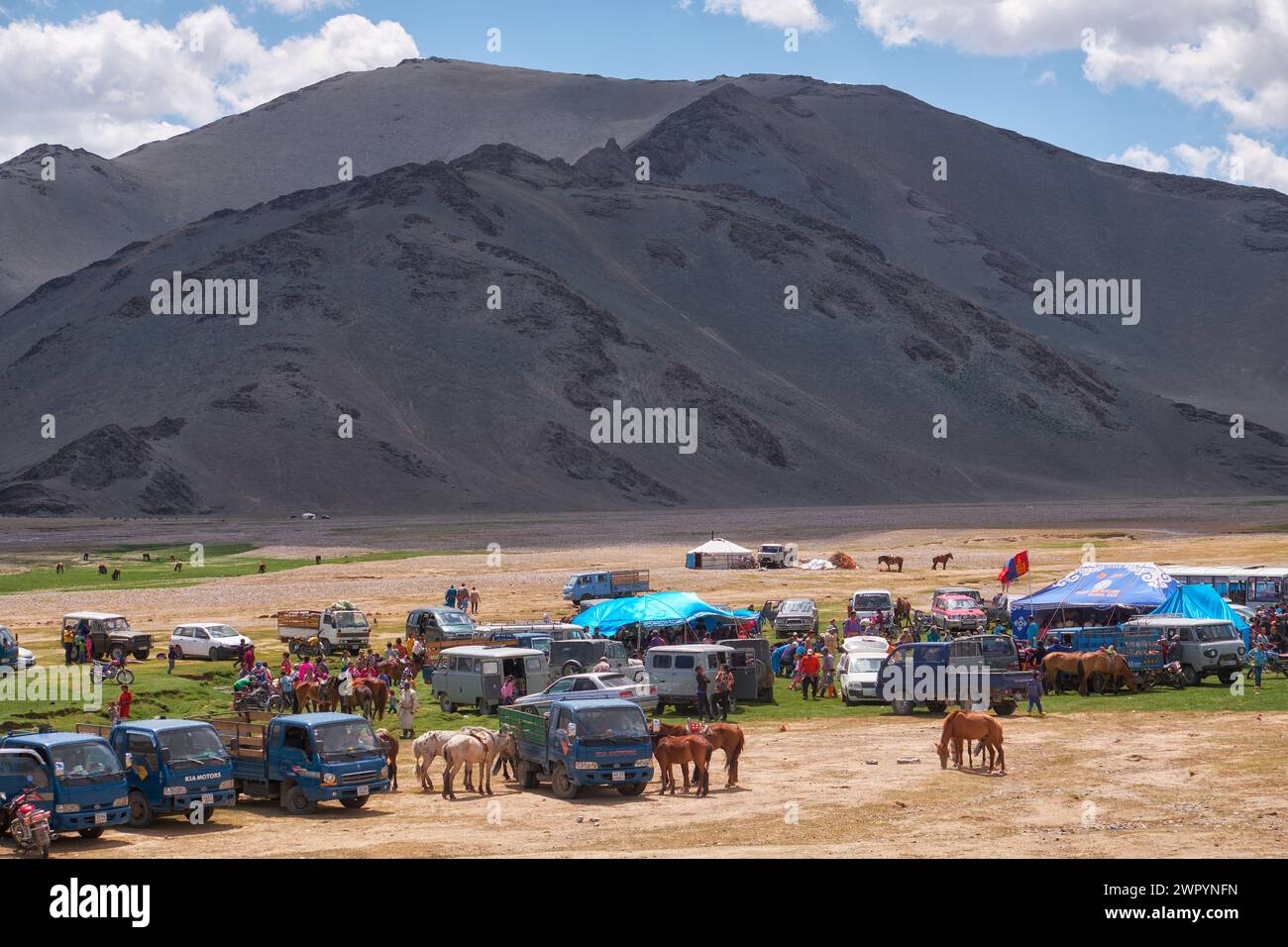 KHOVD, MONGOLIA - 06 LUGLIO 2017: Campo nomade mongolo. Gli ospiti sono venuti alle feste nazionali e alle competizioni nazionali di wrestling. Foto Stock