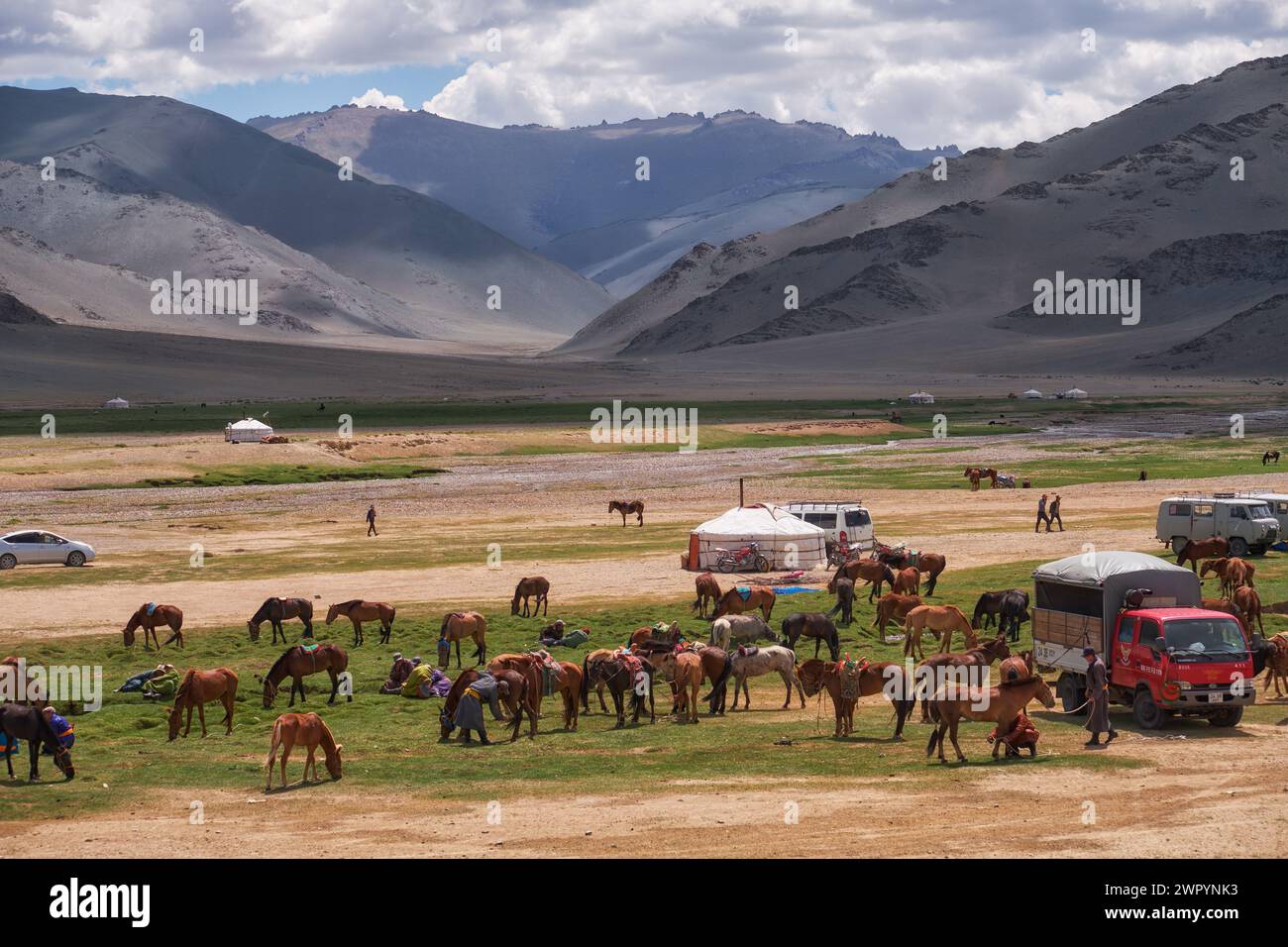 KHOVD, MONGOLIA - 06 LUGLIO 2017: Campo nomade mongolo. Gli ospiti sono venuti alle feste nazionali e alle competizioni nazionali di wrestling. Foto Stock