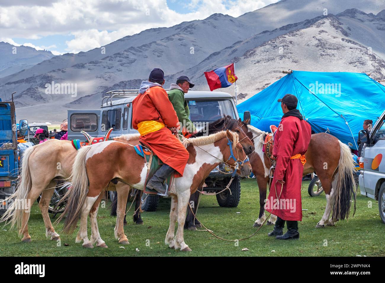 KHOVD, MONGOLIA - 06 LUGLIO 2017: Campo nomade mongolo. Gli ospiti sono venuti alle feste nazionali e alle competizioni nazionali di wrestling. Foto Stock