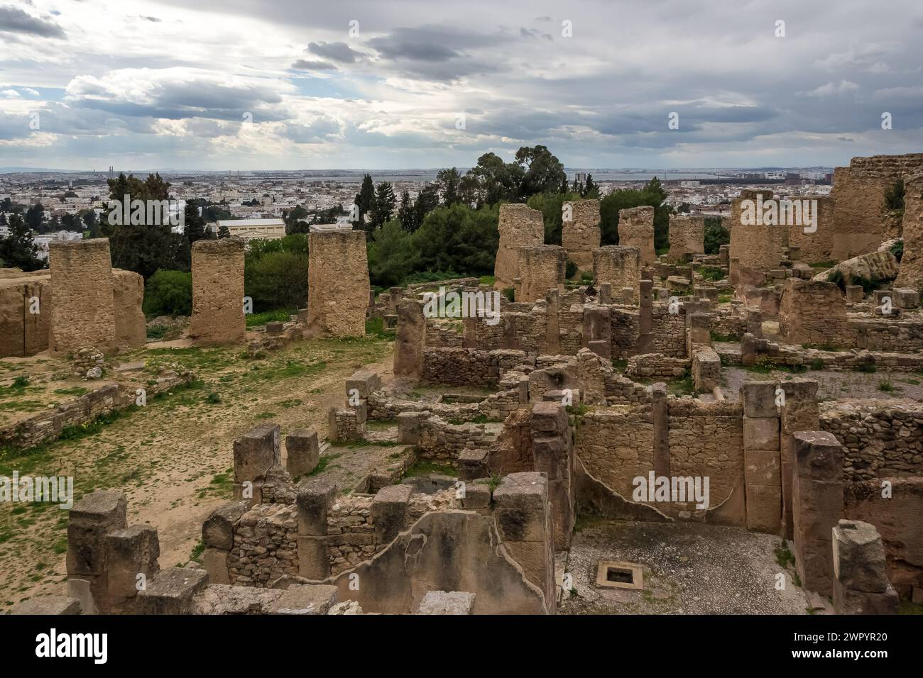 Vista del sito archeologico di Cartagine situato sulla collina Byrsa, nel cuore del Governatorato di Tunisi in Tunisia. Foto Stock