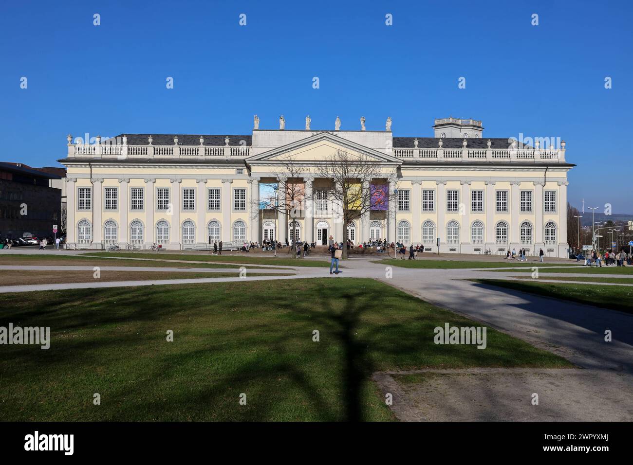 Friedrichsplatz mit Museum Fridericianum Ausstellungsort für zeitgenössische und alle Fünf Jahre Mittelpunkt der documenta. Kassel, Assia, DEU, Deutschland, 09.03.2024 *** Friedrichsplatz con il Museo Fridericianum sede espositiva per il contemporaneo e ogni cinque anni centro della documentazione Kassel, Assia, DEU, Germania, 09 03 2024 Foto Stock