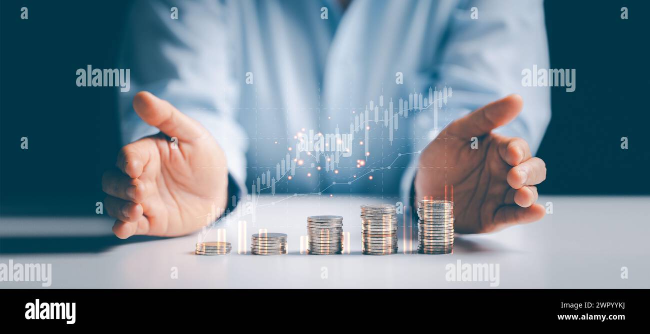 Donna d'affari con grafico virtuale in aumento con accatastamento di monete monetarie, profitto degli investimenti aziendali e concetto di crescita per il risparmio di dividendi. Ass Foto Stock