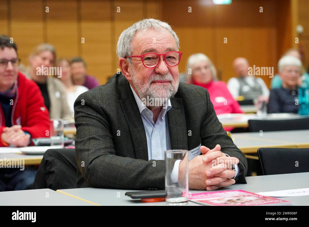 Walter Zorn wurde verabschiedet und geehrt - 08.03.2024 Gross-Gerau: Dekanatssynode *** Walter Zorn è stato salutato e onorato 08 03 2024 Gross Gerau Deanery Synod Foto Stock