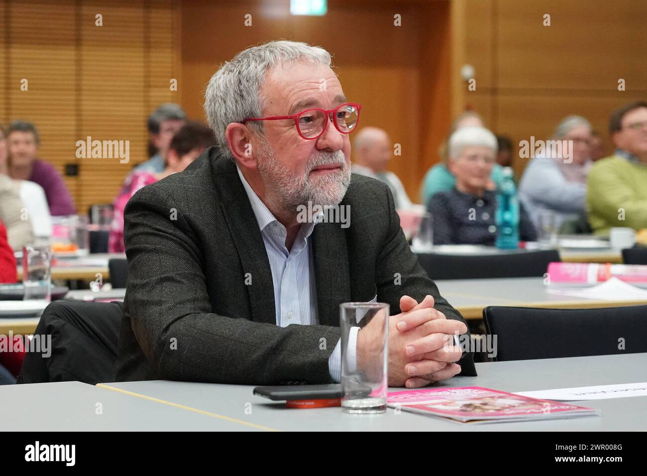 Walter Zorn wurde verabschiedet und geehrt - 08.03.2024 Gross-Gerau: Dekanatssynode *** Walter Zorn è stato salutato e onorato 08 03 2024 Gross Gerau Deanery Synod Foto Stock