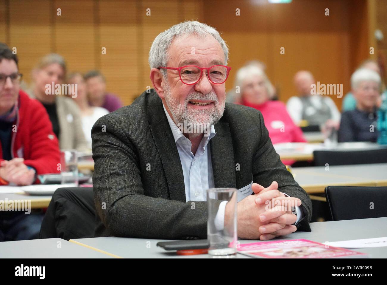 Walter Zorn wurde verabschiedet und geehrt - 08.03.2024 Gross-Gerau: Dekanatssynode *** Walter Zorn è stato salutato e onorato 08 03 2024 Gross Gerau Deanery Synod Foto Stock