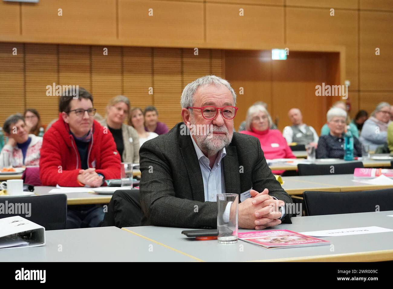 Walter Zorn wurde verabschiedet und geehrt - 08.03.2024 Gross-Gerau: Dekanatssynode *** Walter Zorn è stato salutato e onorato 08 03 2024 Gross Gerau Deanery Synod Foto Stock