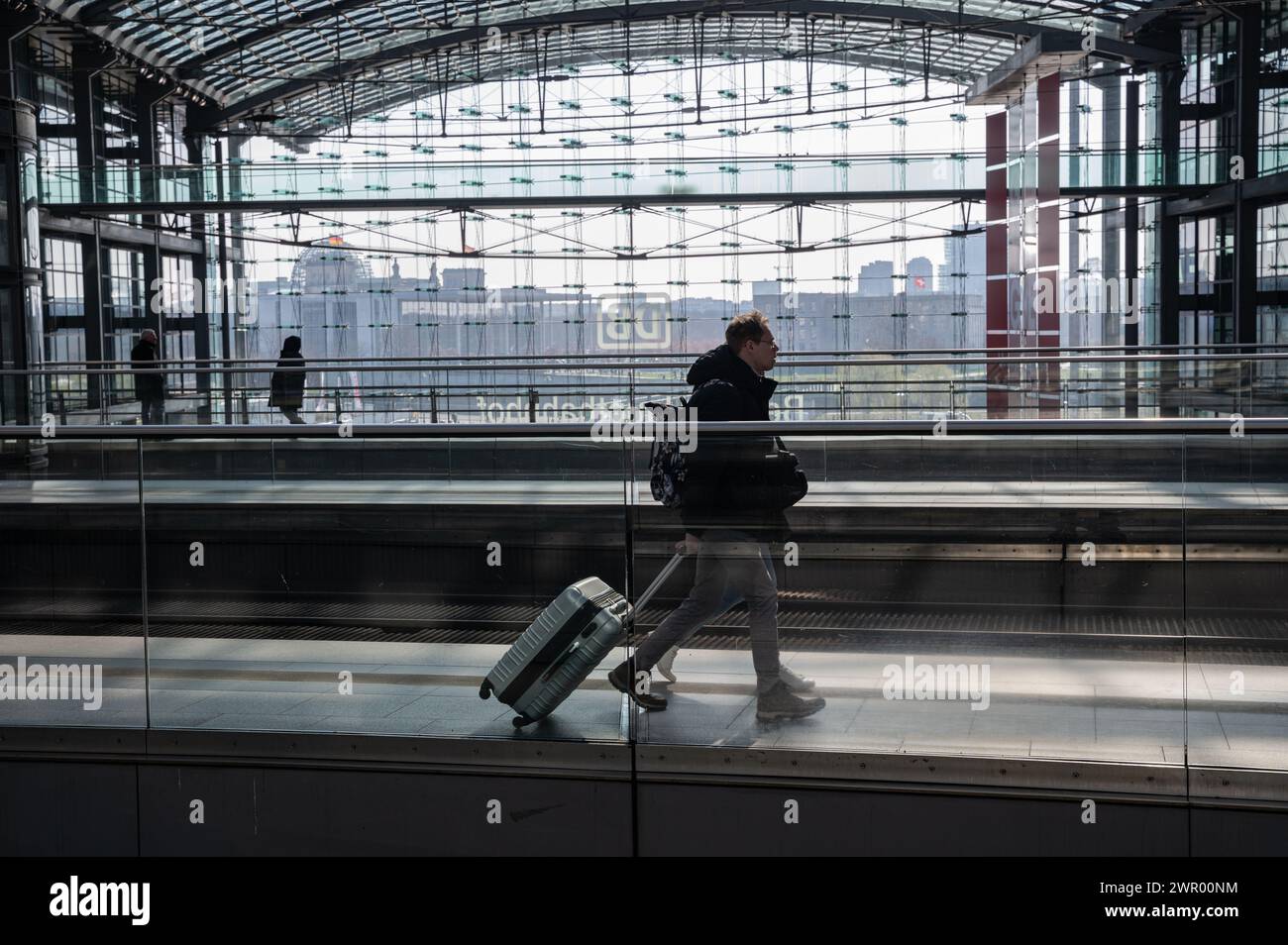 07.03.2024, Berlino, Germania, Europa - durante uno sciopero, i passeggeri delle ferrovie attraversano un binario di una stazione ferroviaria centrale di Berlino quasi deserta. Foto Stock