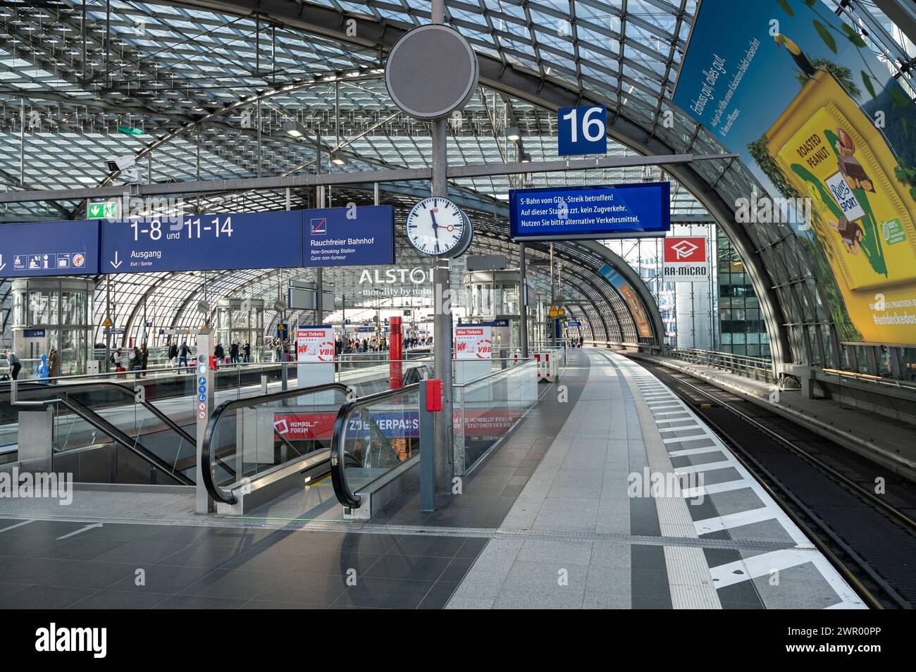 07.03.2024, Berlino, Germania, Europa - la stazione ferroviaria centrale di Berlino abbandonata con piattaforme vuote durante uno sciopero sindacale dei macchinisti. Foto Stock
