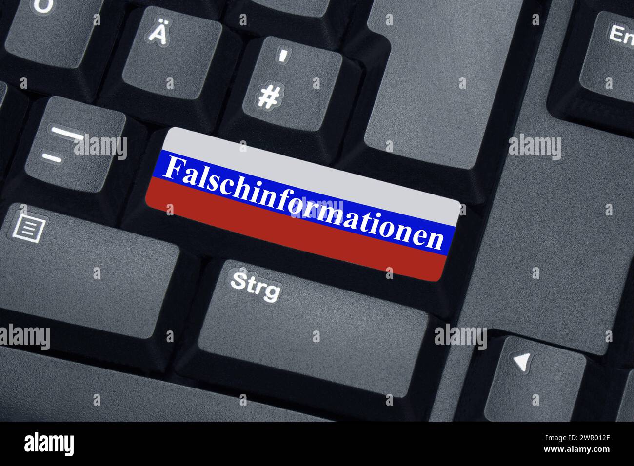 Tastatur und Falschinformationen Tastatur und Falschinformationen, 10.03.2024, Borkwalde, Brandeburgo, Auf einer Computertastatur steht auf einer russischen Flagge der Schriftzug Falschinformationen. *** Tastiera e informazioni false tastiera e informazioni false, 10 03 2024, Borkwalde, Brandeburgo, su una tastiera del computer, le parole informazioni false sono scritte su una bandiera russa Foto Stock Tastatur und Falschinformationen Tastatur und Falschinformationen, 10.03.2024, Borkwalde, Brandeburgo, Auf einer Computertastatur steht auf einer russischen Flagge der Schriftzug Falschinformationen. *** Tastiera e informazioni false tastiera e informazioni false, 10 03 2024, Borkwalde, Brandeburgo, su una tastiera del computer, le parole informazioni false sono scritte su una bandiera russa Foto Stock