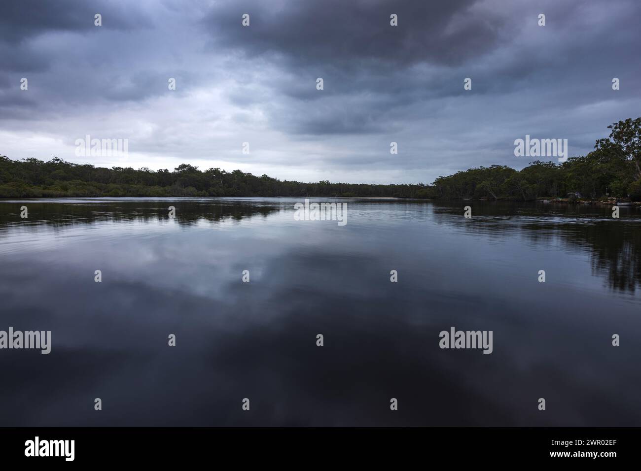 crepuscolo sul fiume wooli wooli che scorre attraverso un corpo d'acqua nel nsw australia Foto Stock