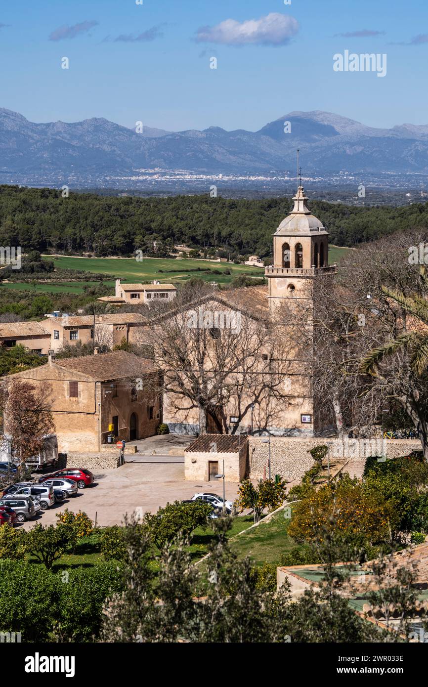 Città di Randa, chiesa parrocchiale dell'Immacolata Concezione e Ramon Llull con la catena montuosa Tramuntana sullo sfondo, Algaida, Maiorca, spa Foto Stock