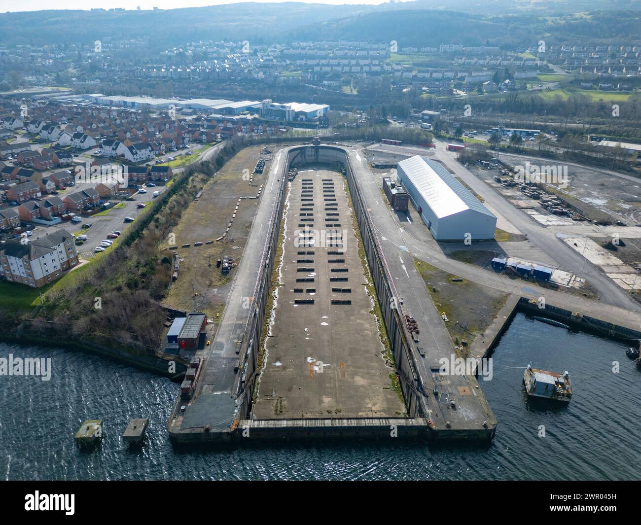 Vista aerea del bacino di carenaggio Peel Ports Inchgreen a Greenock, Scozia, Regno Unito. Il bacino di carenaggio è attualmente in disuso, ma gli investimenti futuri potrebbero portare al b dell'orologio Foto Stock