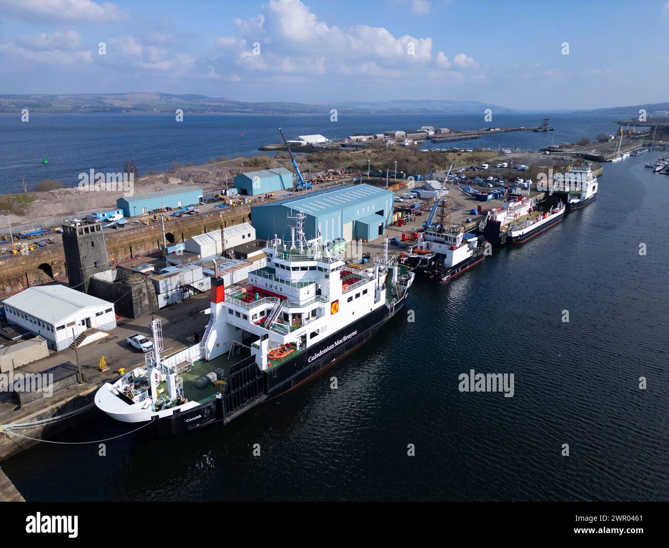 Diversi traghetti della Caledonian MacBrayne si sono collegati al James Watt Dock di Greenock per riparazioni presso Dales Marine Services, Inverclyde, Scozia, Regno Unito. Lato anteriore a Foto Stock