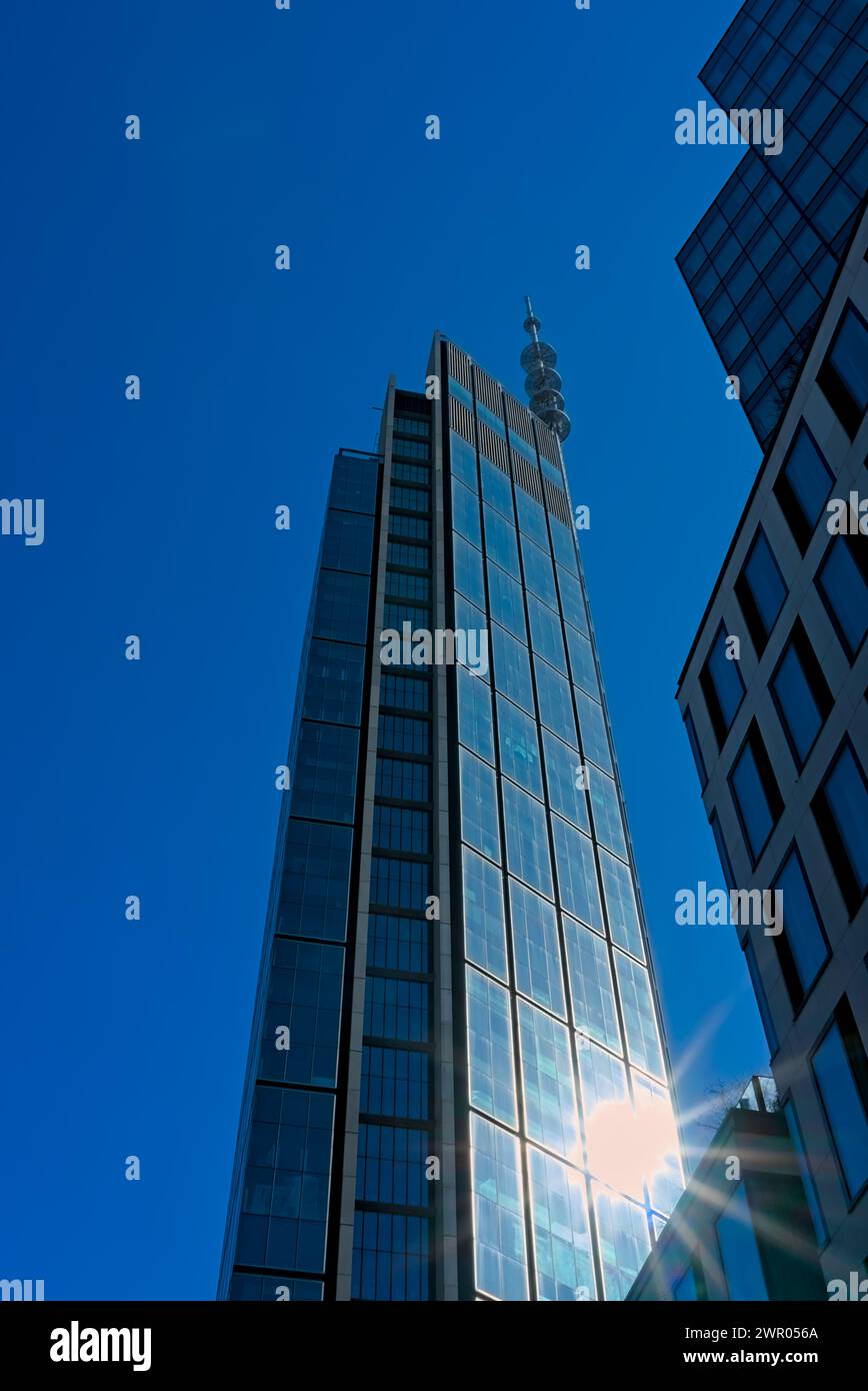 Grattacielo della Torre Varso con riflesso del sole tra gli edifici degli uffici del complesso Varso, scatto 3 Foto Stock