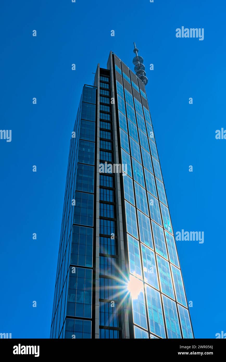 Grattacielo della Torre Varso con riflesso del sole, ripresa verticale della torre da sotto il grandangolo 1 Foto Stock