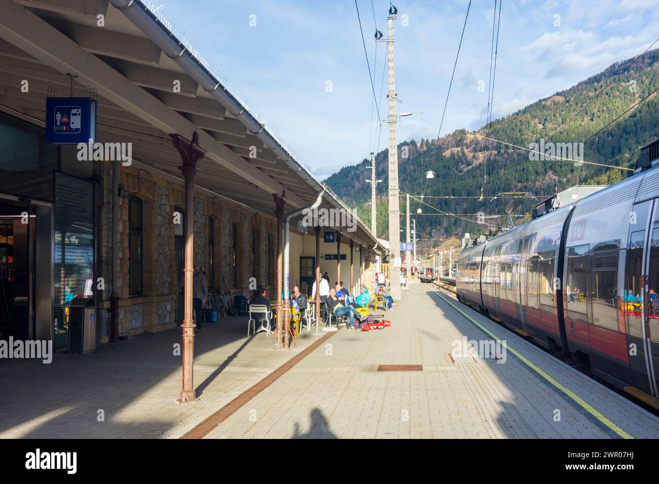 Landeck: Stazione ferroviaria di Landeck-Zams, ristorante, treno locale di ÖBB nella regione TirolWest, Tirol, Tirolo, Austria Foto Stock