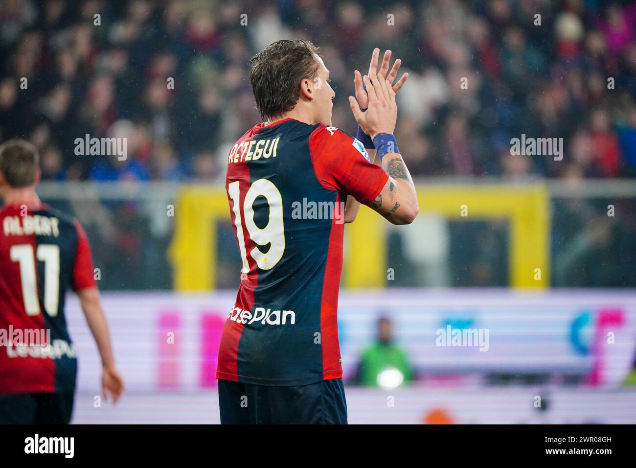 Mateo Retegui (Genoa CFC) batte le mani durante la partita di campionato italiano di serie A tra Genoa CFC e AC Monza il 9 marzo 2024 allo Stadio Luigi Ferraris di Genova, Italia - crediti: Luca Rossini/e-Mage/Alamy Live News Foto Stock