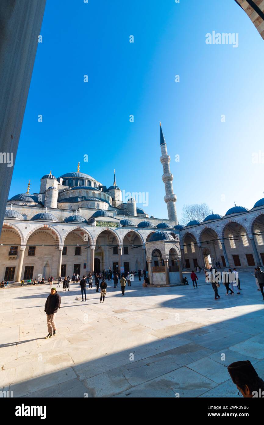 Vista su Sultanahmet Camii o sulla Moschea Blu dal cortile. Istanbul, Turkiye - 2.20.2024 Foto Stock