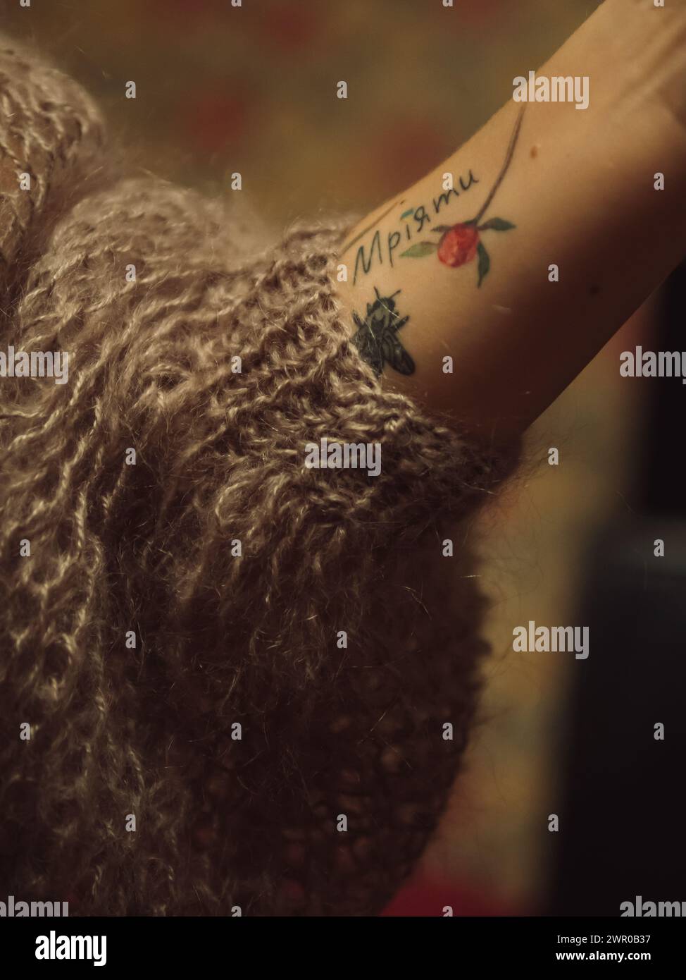 Mano di donna in un delicato maglione di lana Foto Stock