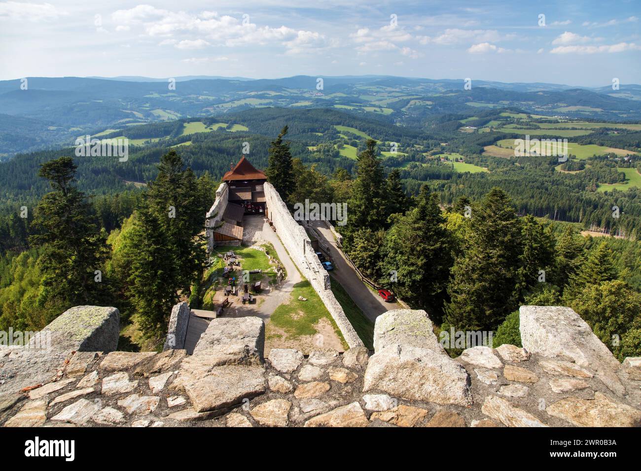 Il castello di Kasperk nella locale hrad Kašperk è un castello gotico in pietra, parzialmente in rovina, situato ai piedi delle montagne Šumava Foto Stock