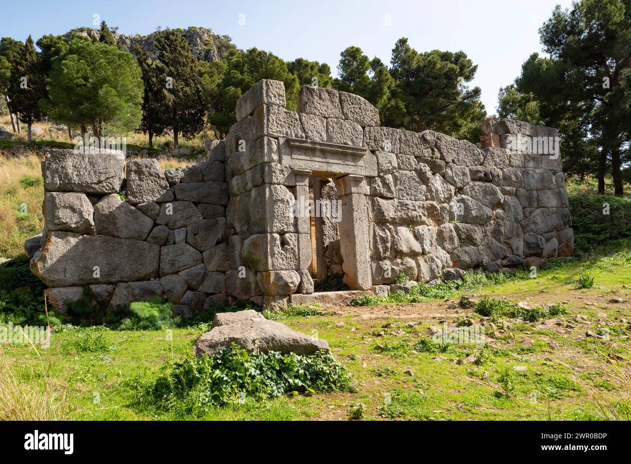 Tempio di Diana sulla Rocca di Cefalù sull'isola italiana di Sicilia Foto Stock