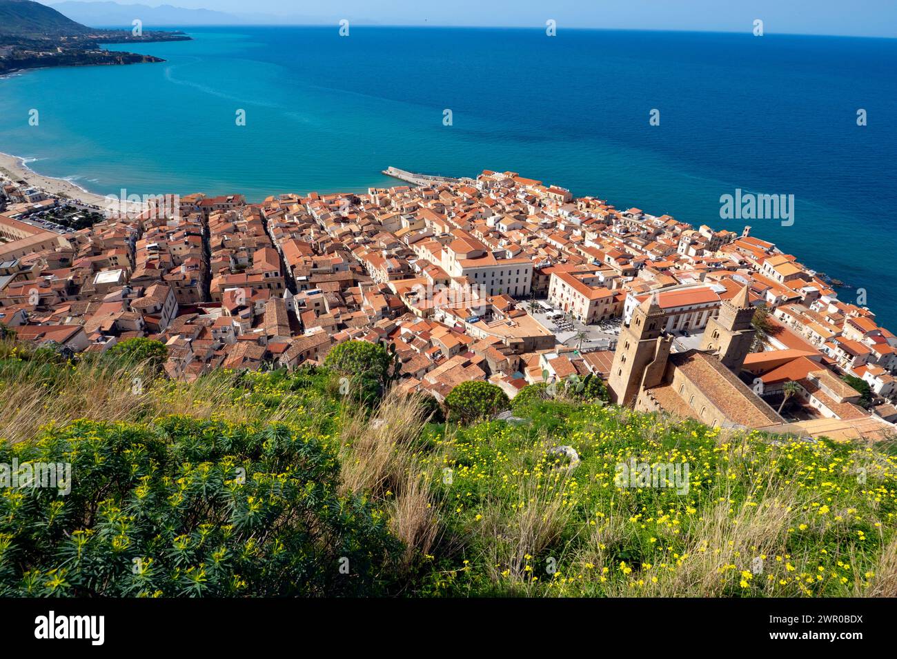 Città storica di Cefalù sull'isola italiana di Sicilia Foto Stock