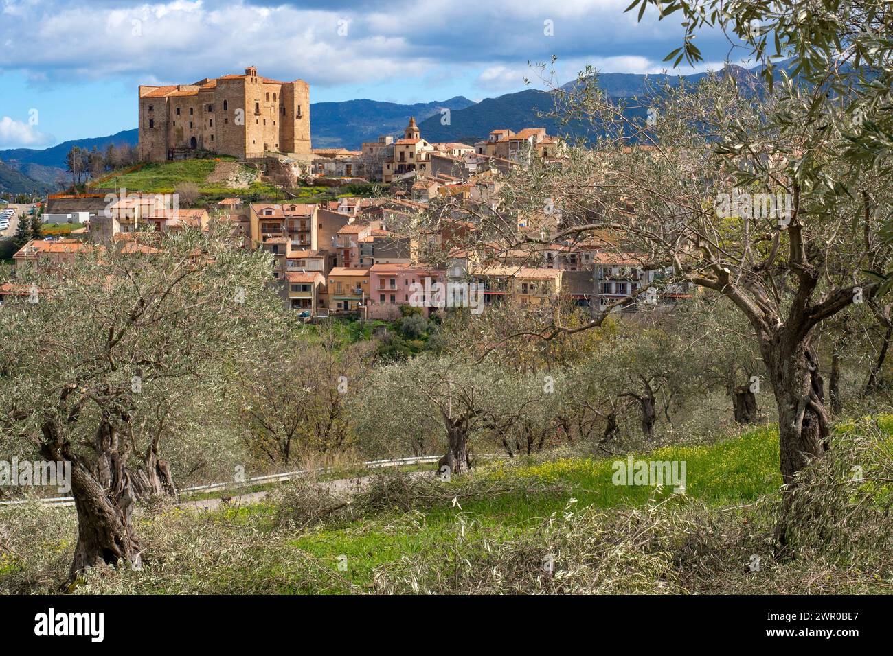 Famoso castello e città di Castelbuono sull'isola italiana della Sicilia Foto Stock