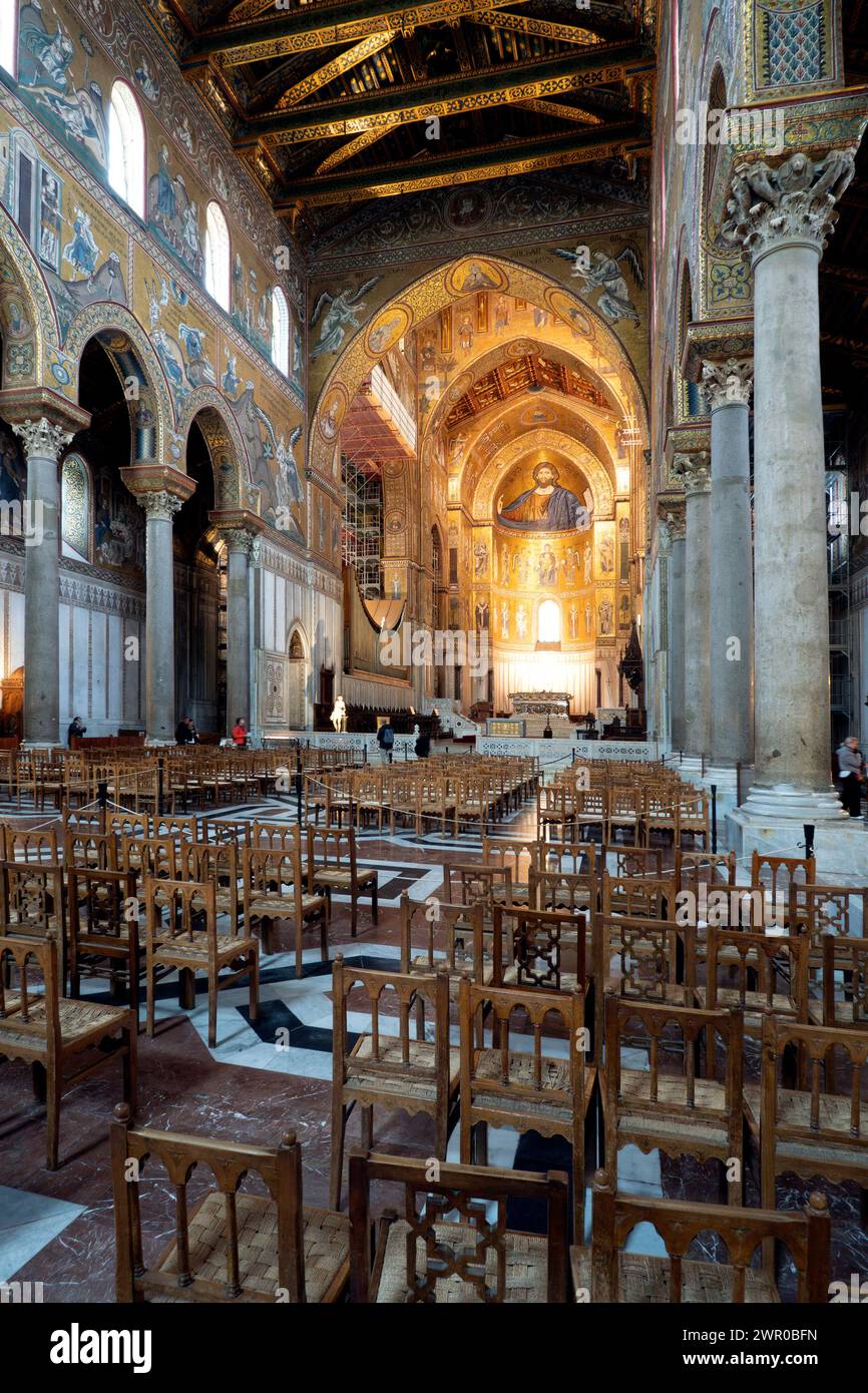 Famosa cattedrale di Santa Maria nuova nella città di Monreale sull'isola italiana di Sicilia Foto Stock