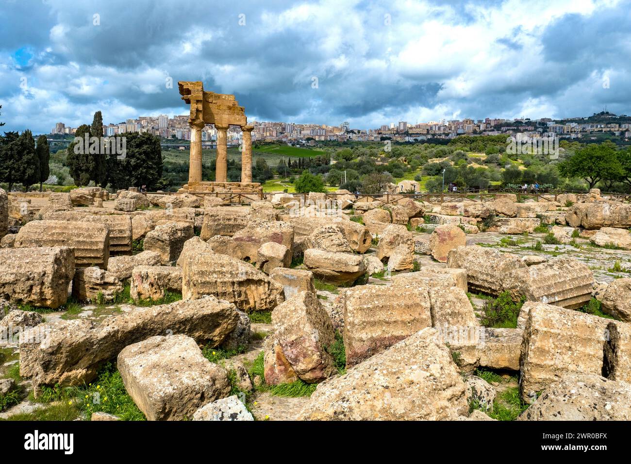 Famosa Valle dei Templi con la città siciliana di Agrigento sullo sfondo Foto Stock