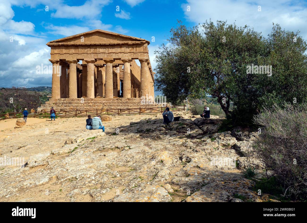 Famoso Tempio della Concordia nella Valle dei Templi vicino alla città di Agrigento sull'isola italiana della Sicilia Foto Stock