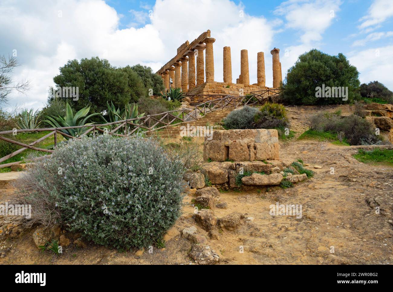 Tempio di Hera Lakinia nella Valle dei templi vicino alla città di Agrigento sull'isola italiana di Sicilia Foto Stock