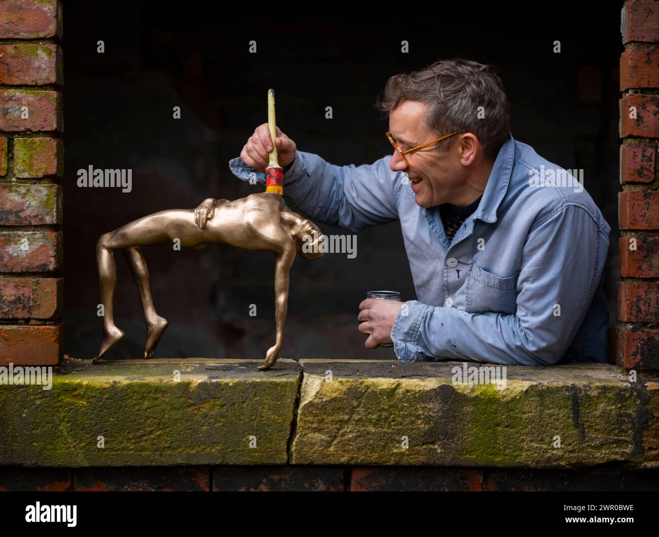 Prudhoe, Regno Unito. 9 marzo 2024. Prudhoe, Northumberland, Inghilterra. UK Arts, notiziario l'artista Joseph Hillier, che lavora su una maquette per una scultura a grandezza naturale chiamata "Virtual Mortal", fusa in bronzo nel suo studio di Northumberland, che sarà esposta quest'estate alla sua mostra personale alla Burghley House, vicino a Stamford nel Lincolnshire. La mostra conterrà circa 25 opere che abbracciano una carriera di 25 anni, che è ben noto per la sua scultura, Messenger a Plymouth, che salpò per Plymouth su una chiatta nel 2019. Crediti immagine: phil wilkinson/Alamy Live News Foto Stock