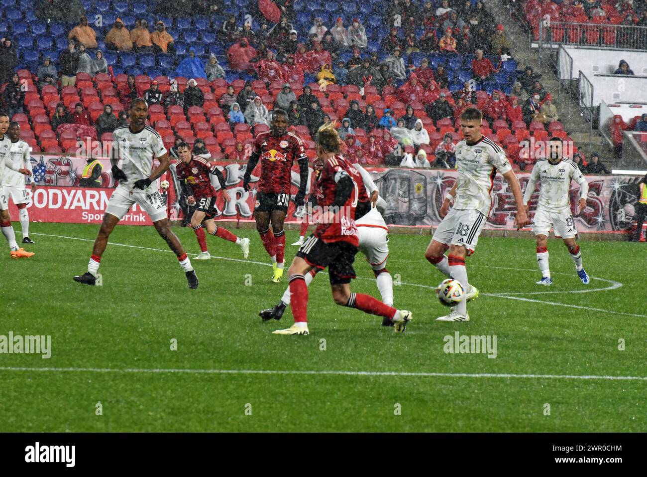 9 marzo 2024, %G, New York, USA: (NUOVO) NEW York Red Bulls vs FC Dallas. La partita di calcio tra New York Red Bulls e FC Dallas. 9 marzo 2024, Harrison, New Jersey, Stati Uniti. I New York Red Bulls sono una squadra di calcio professionistico statunitense con sede nell'area metropolitana di New York. I Red Bulls competono nella Major League Soccer come membro della Eastern Conference. Ospitano il FC Dallas alla Red Bull Arena di Harrison, New Jersey.&#XA;FC Dallas è una squadra di calcio professionistico americana con sede nel DallasÃ¢â‚¬'Fort Worth Metroplex. Il club compete come membro del Confer occidentale Foto Stock