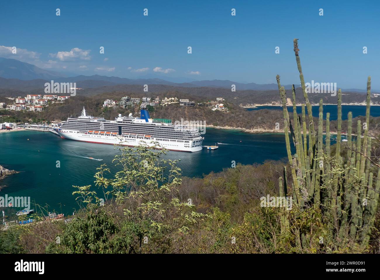 Huatulco in Messico: Guardando giù sulla nave da crociera MV 'Arcadiaa' Foto Stock