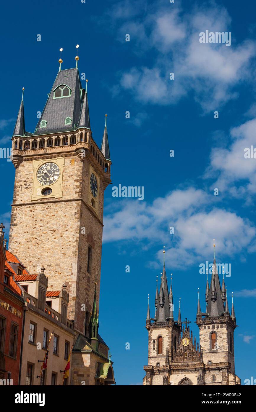 Piazza della città Vecchia di Praga. Chiesa di nostra Signora davanti alle torri gemelle gotiche di Tyn e all'orologio astronomico Foto Stock